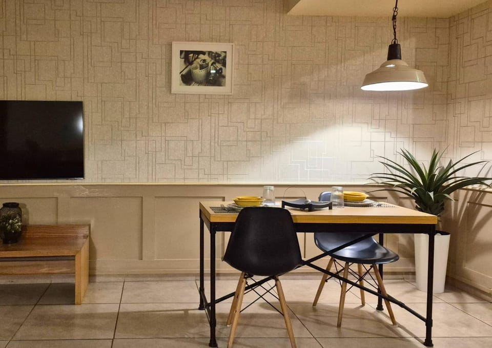 TV and multimedia, Living room, Seating area, Dining area