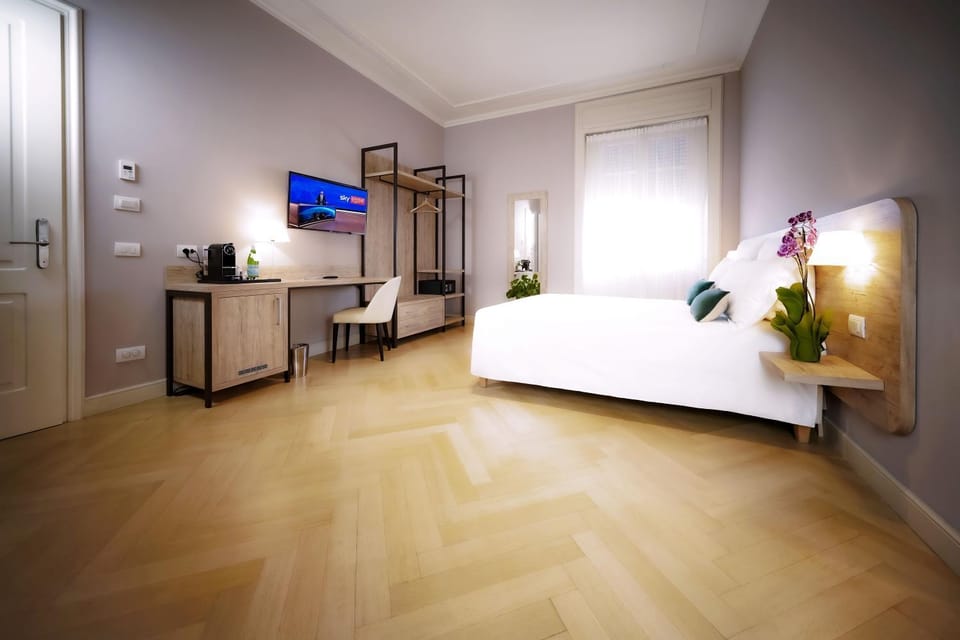 Bed, TV and multimedia, Coffee/tea facilities, Photo of the whole room, Decorative detail, Seating area, Bedroom, internet, locker, safe, wardrobe, air conditioner