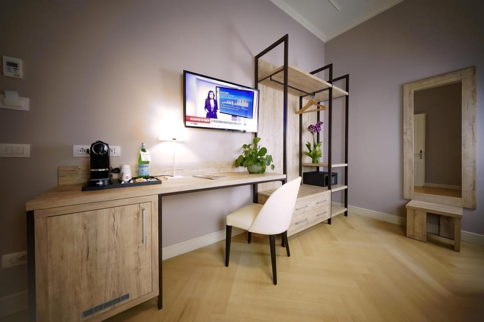 TV and multimedia, Coffee/tea facilities, Decorative detail, Seating area, Bedroom, hair dresser, wardrobe