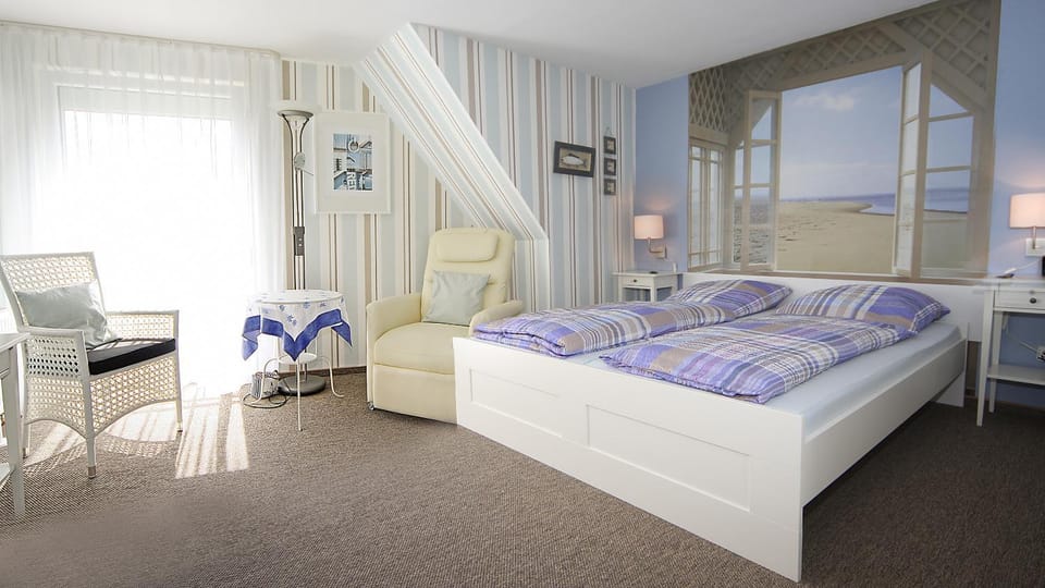 Bed, Living room, Seating area, Bedroom