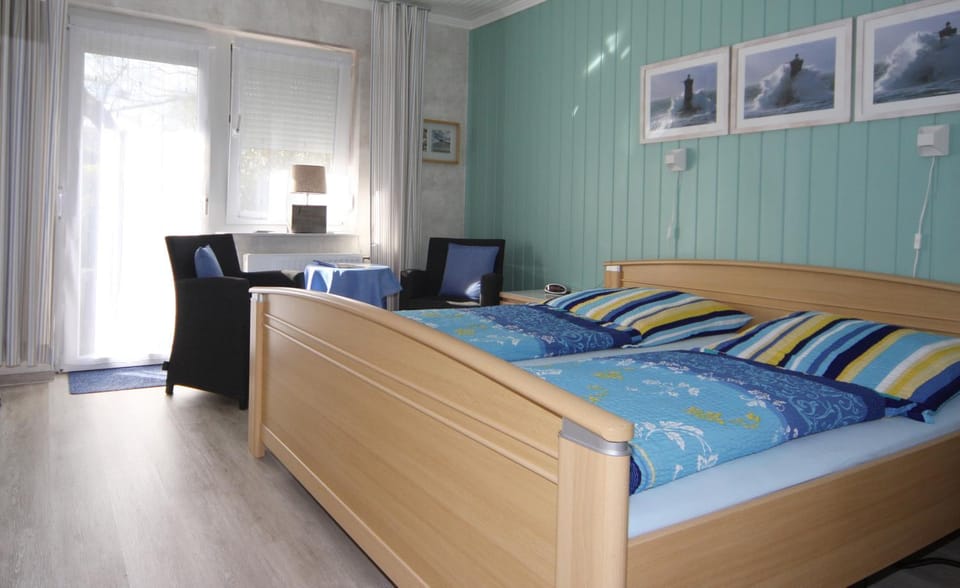 Bed, Living room, Seating area, Bedroom