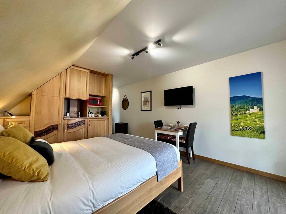 Bed, TV and multimedia, Photo of the whole room, Dining area, Bedroom, minibar
