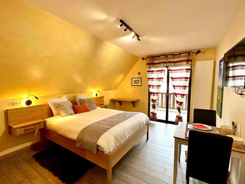 Bed, TV and multimedia, Photo of the whole room, Bedroom