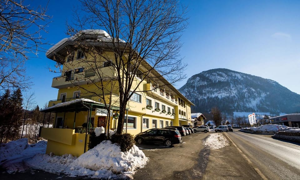 Property building, Day, Neighbourhood, Natural landscape, Winter, Mountain view, Parking