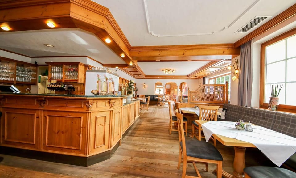 Restaurant/places to eat, Living room, Lounge or bar, Food and drinks, Drinks