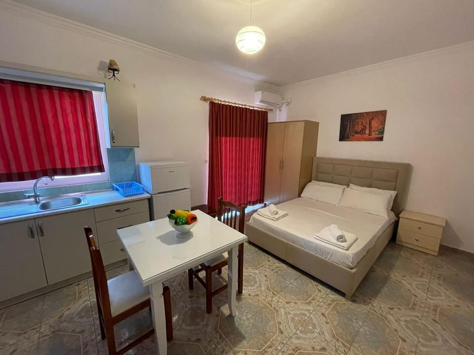 Bed, Kitchen or kitchenette, Bedroom