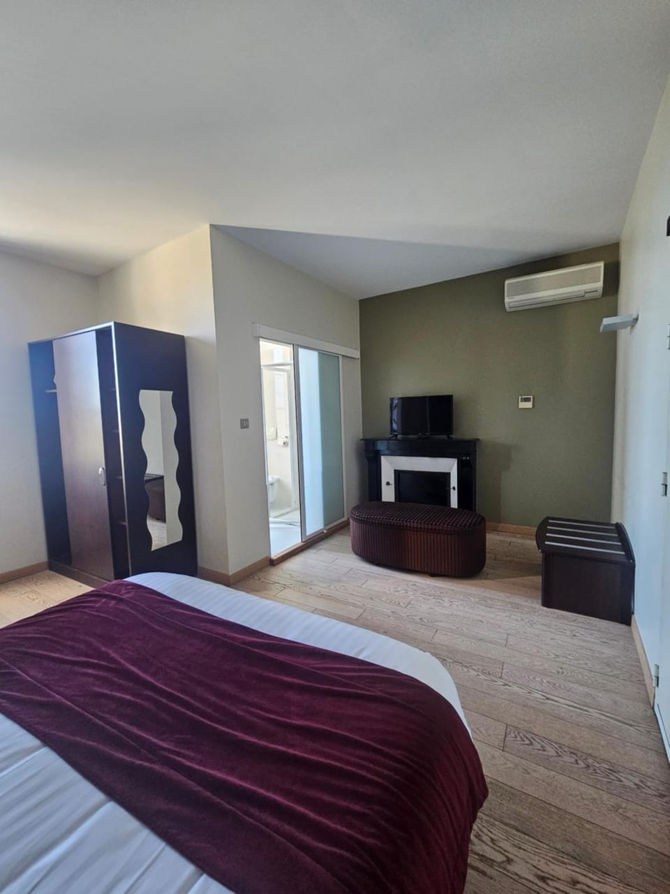Bed, TV and multimedia, Bedroom, wardrobe, air conditioner