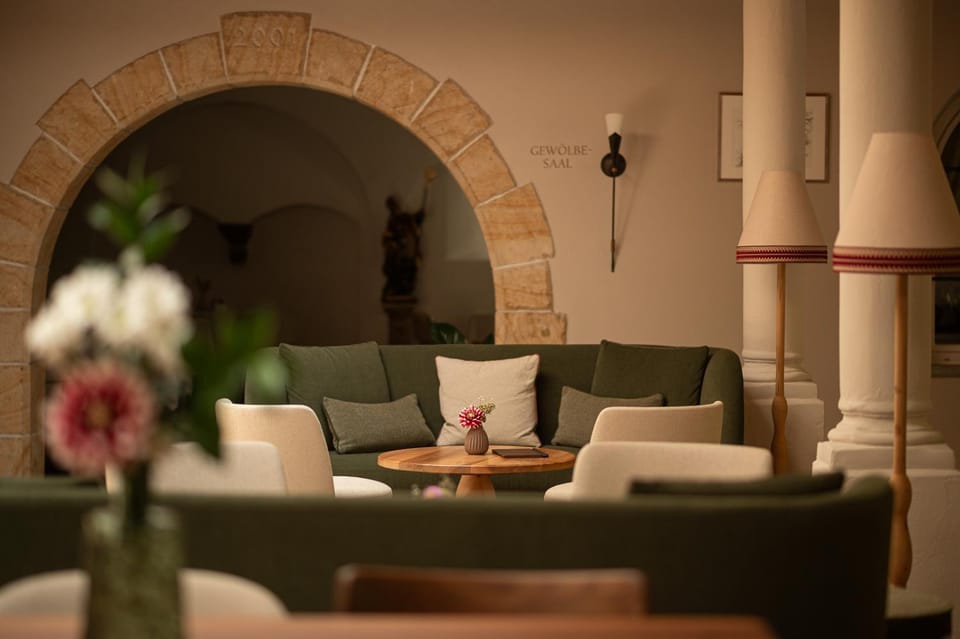Restaurant/places to eat, Lounge or bar