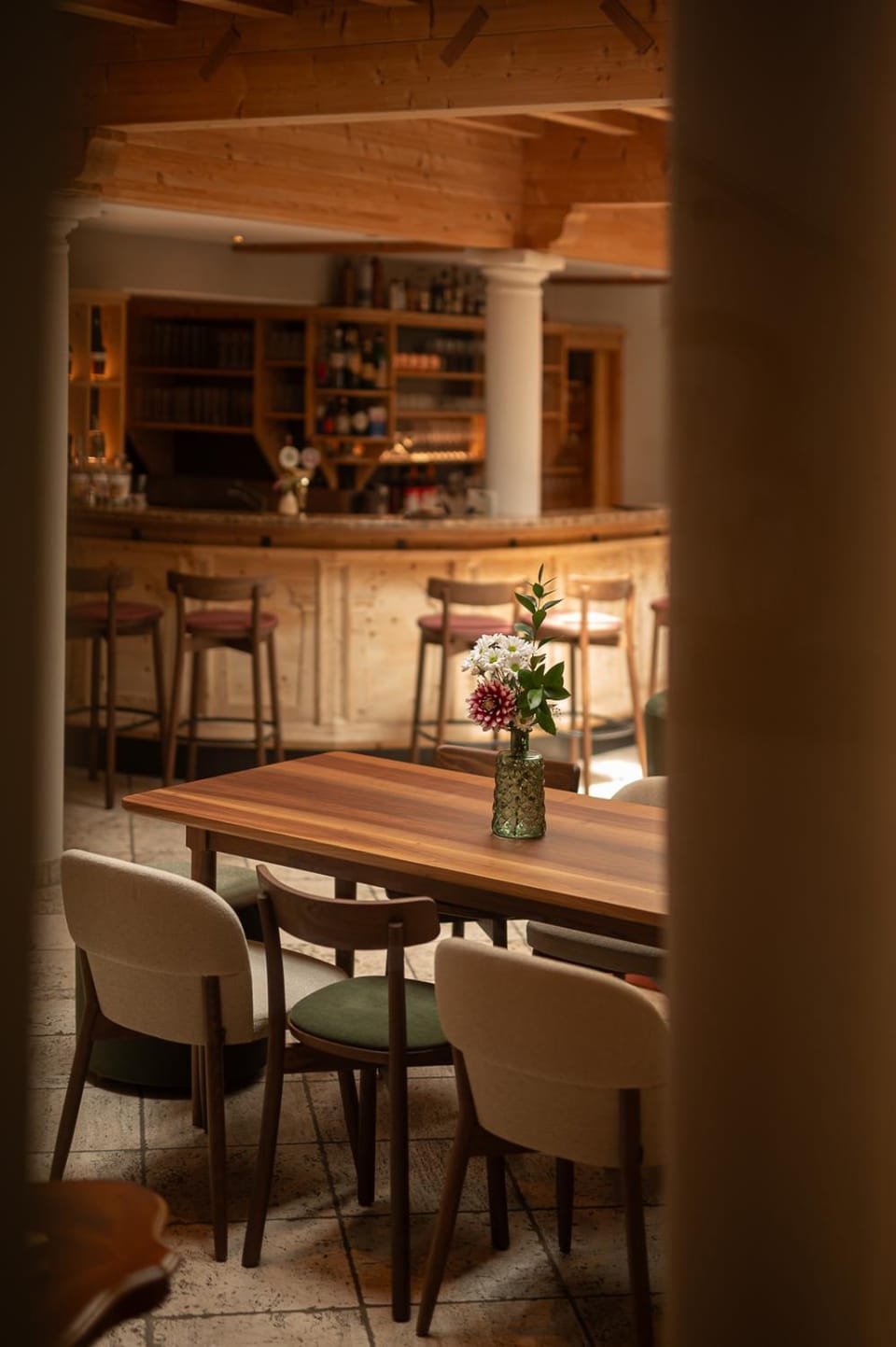 Restaurant/places to eat, Lounge or bar