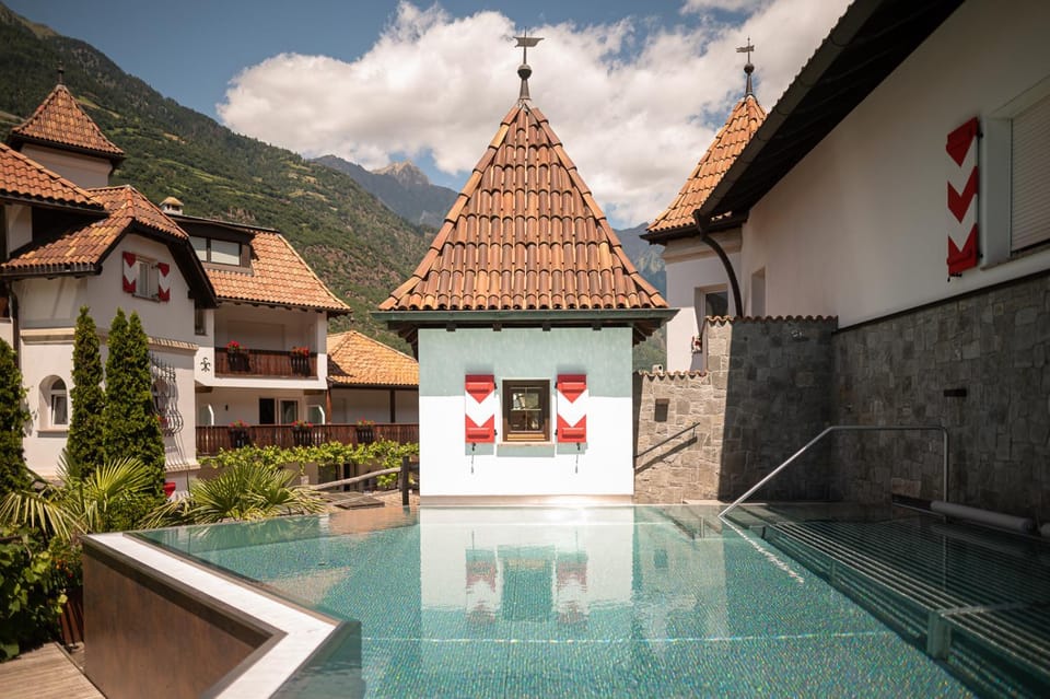 Property building, Hot Tub, Spa and wellness centre/facilities, Swimming pool
