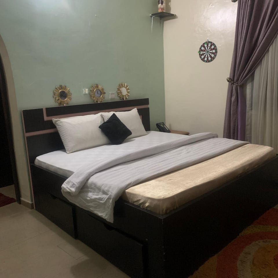 Bed, Darts, Photo of the whole room, Bedroom