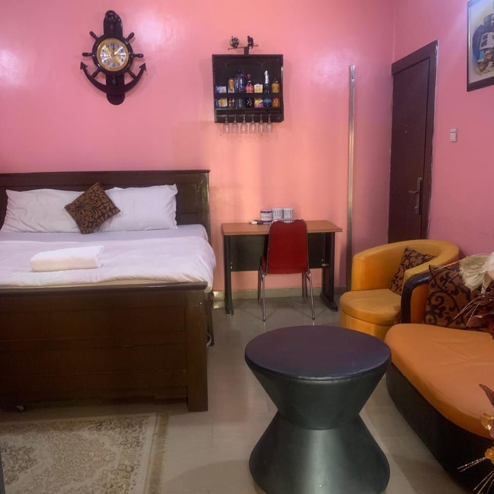 Bed, Photo of the whole room, Seating area, Bedroom