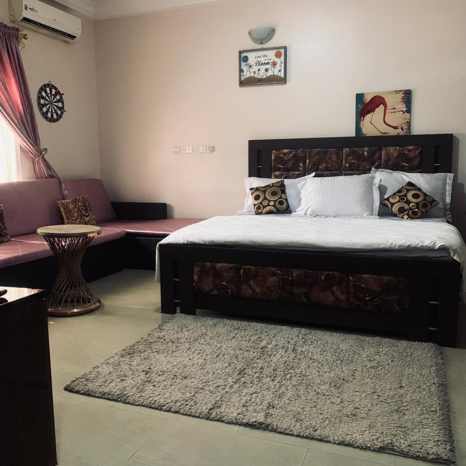 Bed, Darts, Bedroom, minibar