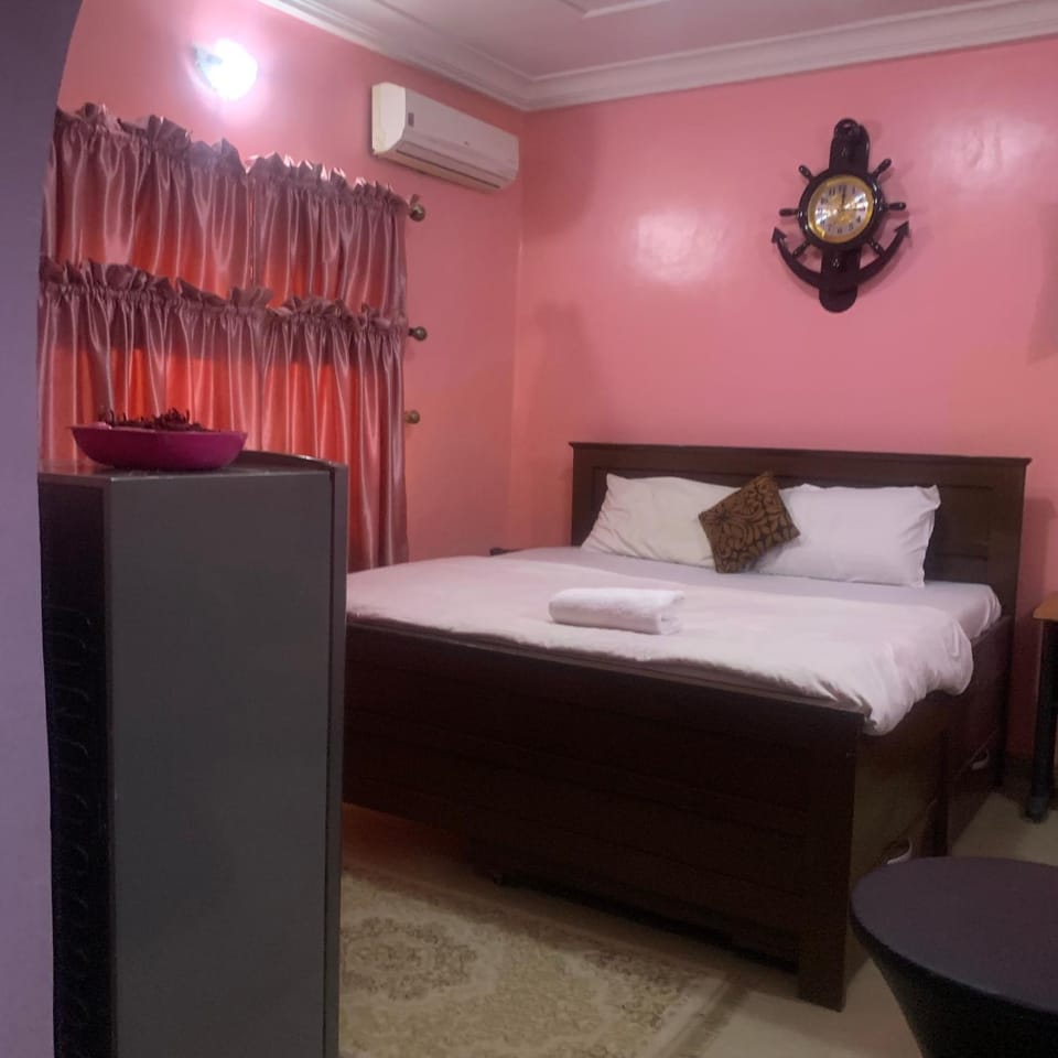 Bed, Photo of the whole room, Bedroom, air conditioner