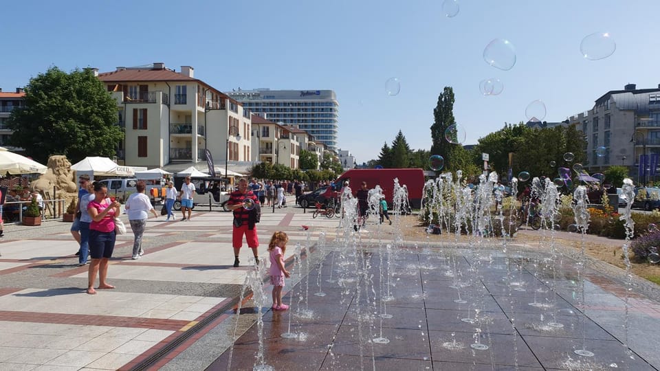 Nearby landmark, Restaurant/places to eat, Neighbourhood, Summer