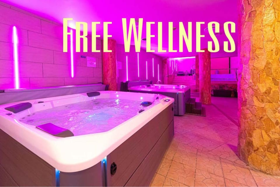 Property building, Spa and wellness centre/facilities, Swimming pool