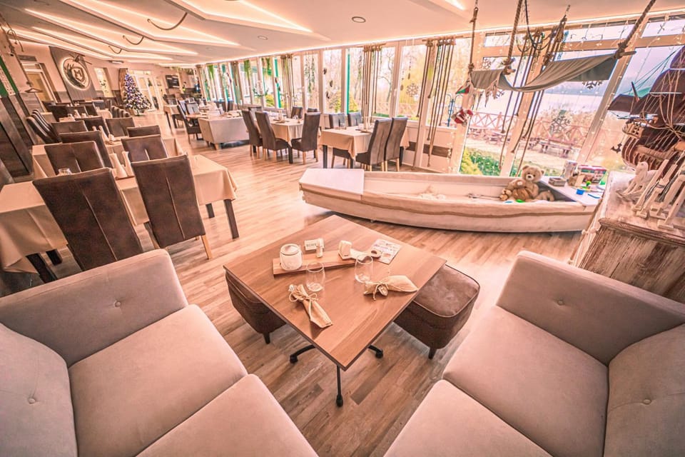 Restaurant/places to eat, Food and drinks, Banquet/Function facilities, Drinks