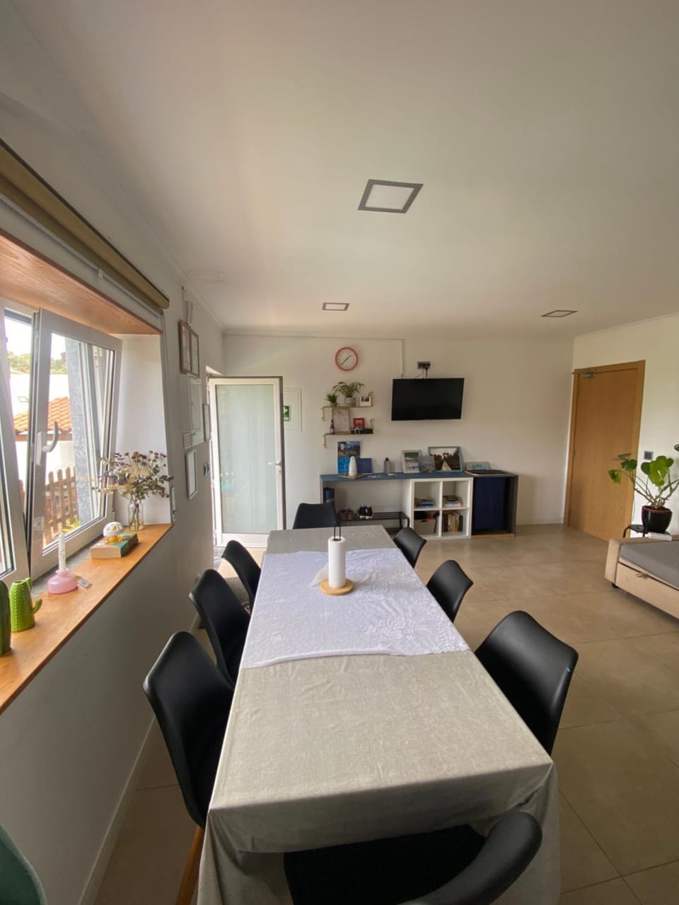 TV and multimedia, Kitchen or kitchenette, Living room, Seating area, Dining area