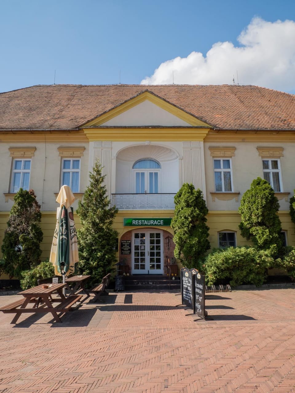 Property building, Restaurant/places to eat