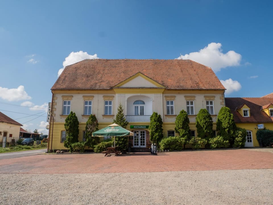 Property building, Restaurant/places to eat