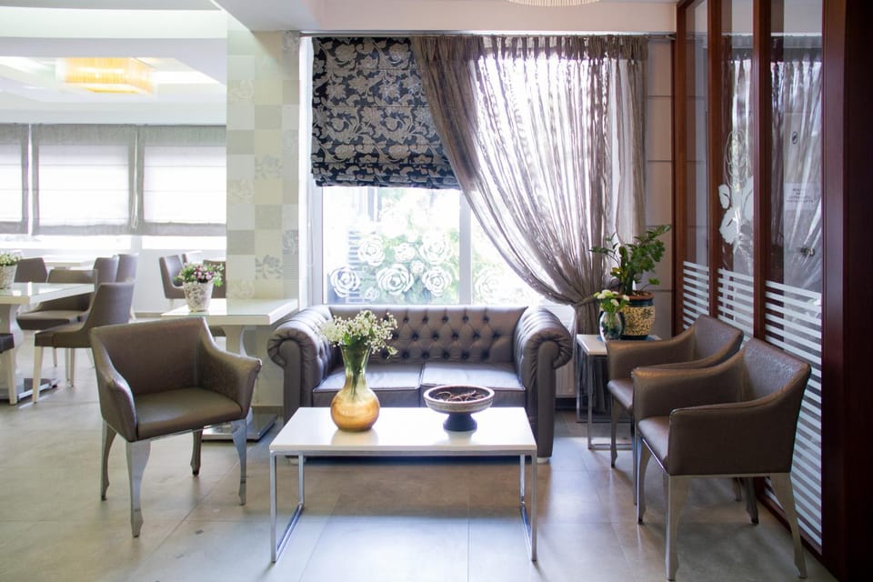 Communal lounge/ TV room, Lobby or reception