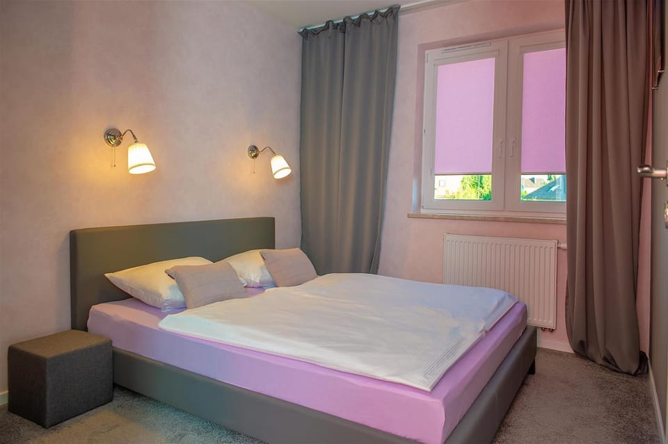 Bed, Seating area, Bedroom