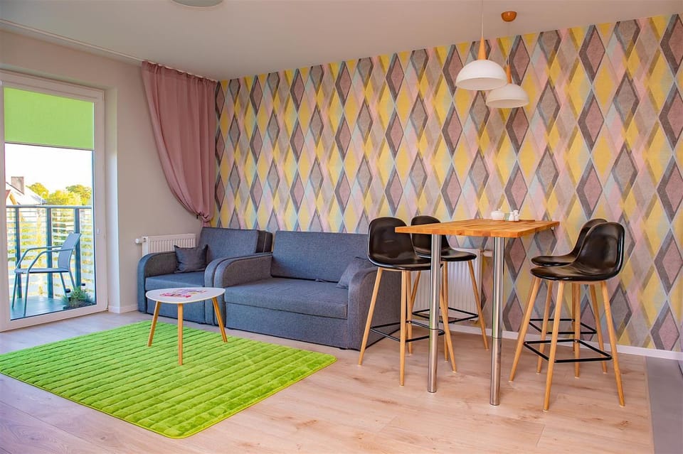 Bed, Living room, Food and drinks, Seating area, Dining area