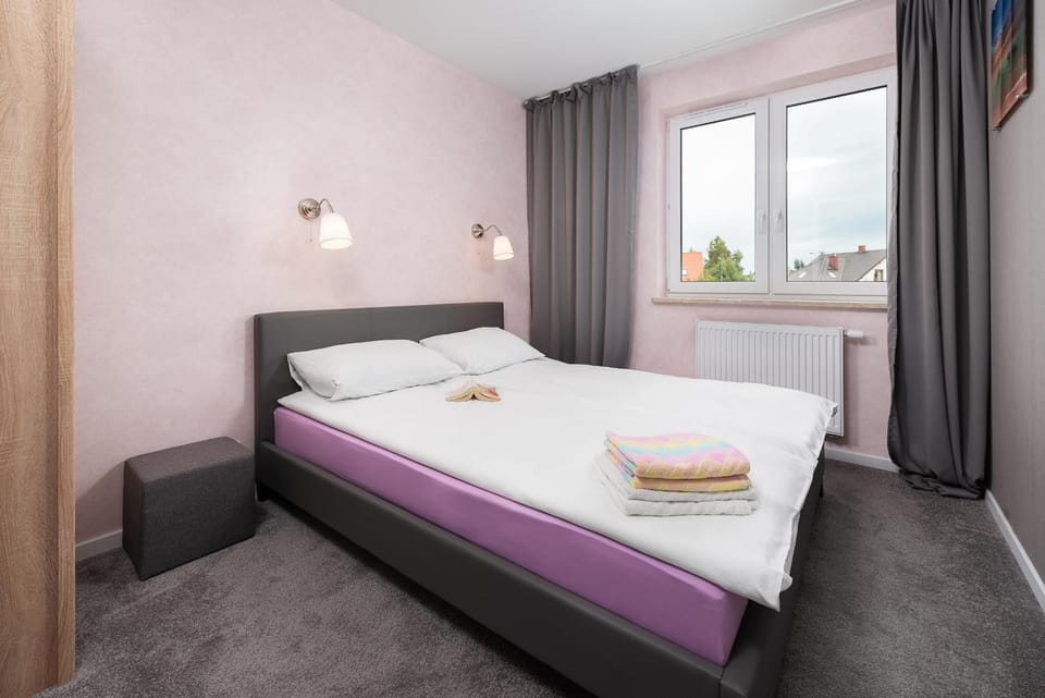 Bed, Seating area, Bedroom