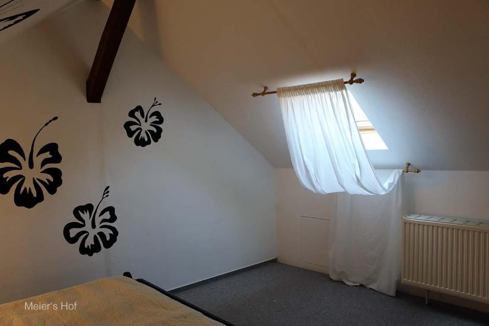 Photo of the whole room, Bedroom, internet