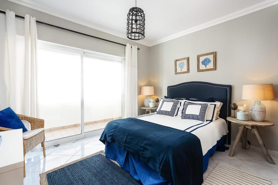 Comfortable 2-Bed Apt Central Algarve Base Apartment in Portimao