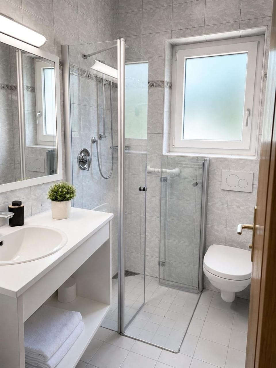 Shower, Toilet, Bathroom, towels