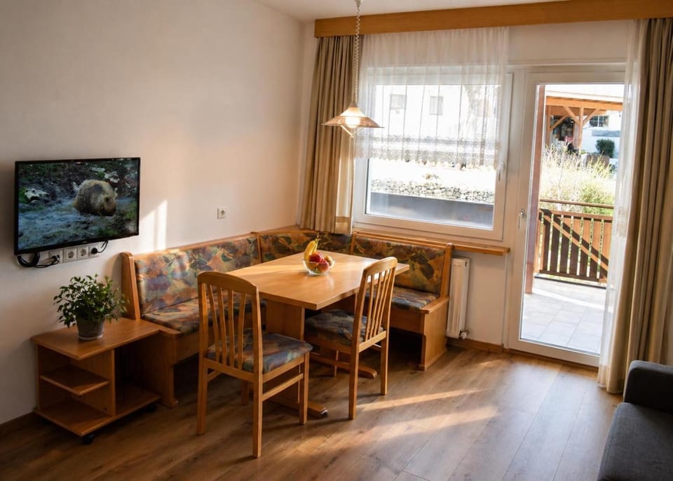 Seating area, Dining area