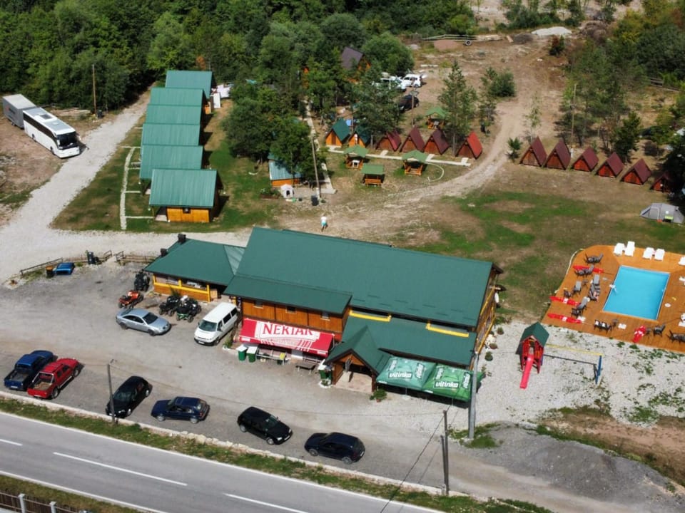 Property building, Day, Neighbourhood, Bird's eye view, Pool view, Location, Parking