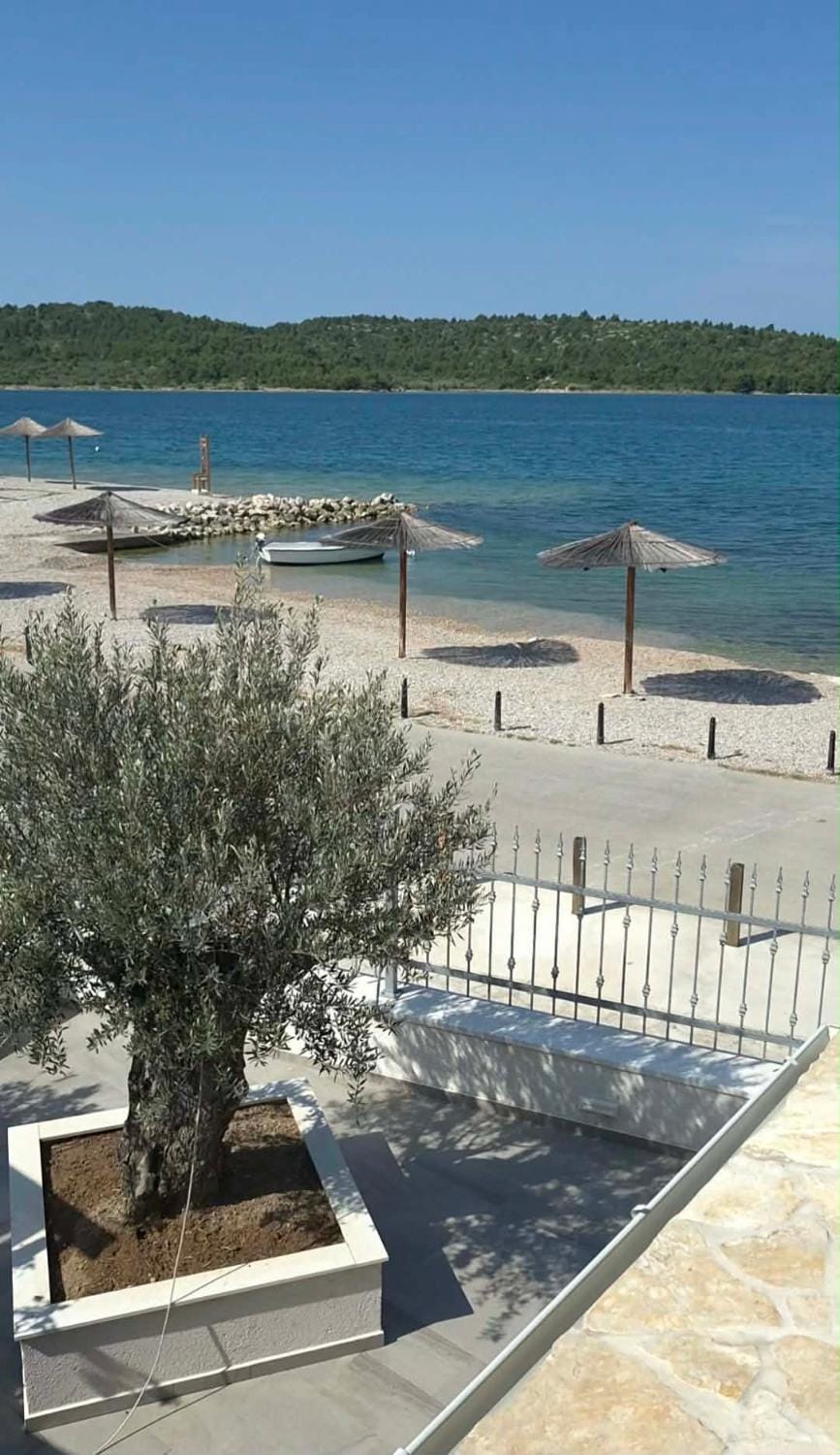 Apartments Lord Pirovac Bed and Breakfast in Tisno