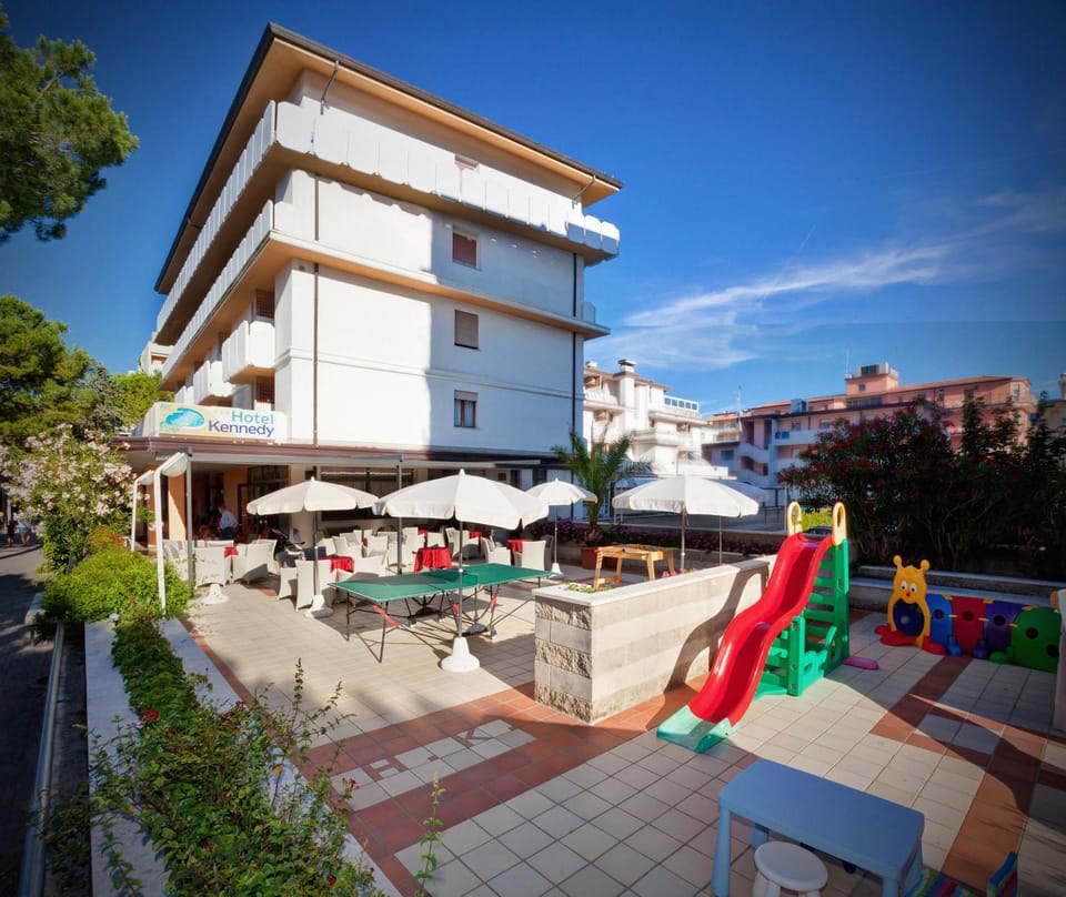 Property building, Day, Balcony/Terrace