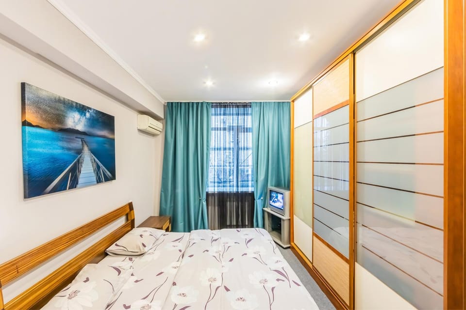 Bed, TV and multimedia, Bedroom