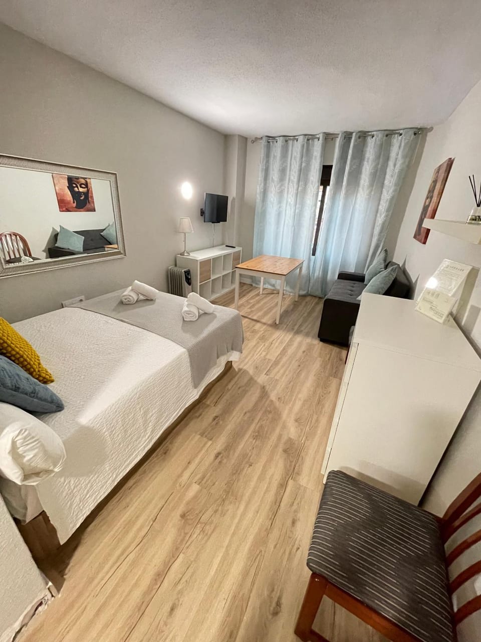Bed, TV and multimedia, Living room, Seating area