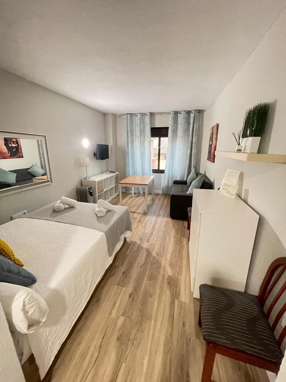 TV and multimedia, Living room, Seating area, Bedroom