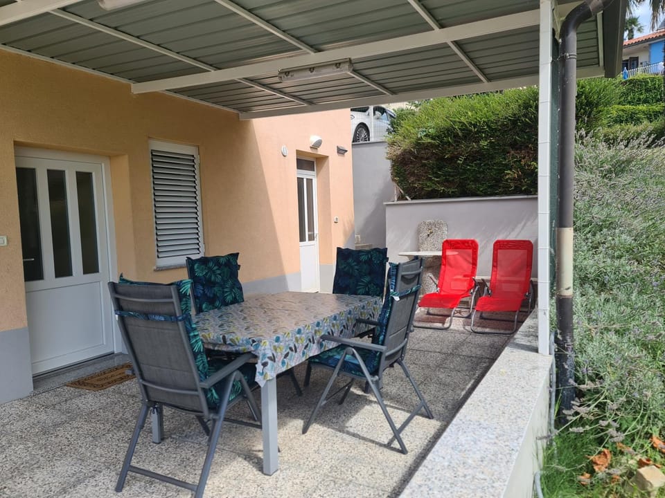 Property building, Patio, Balcony/Terrace, Dining area