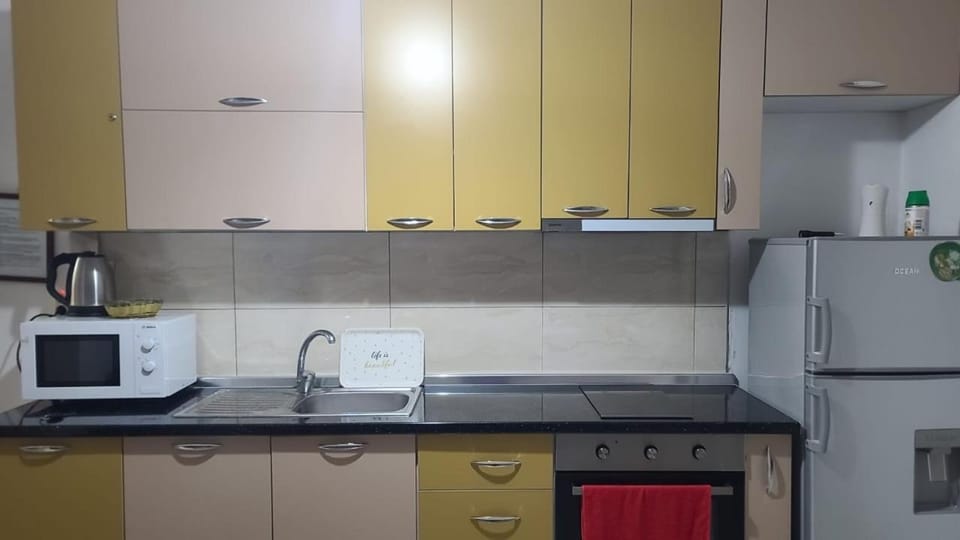 Coffee/tea facilities, Kitchen or kitchenette, microwave, minibar, oven, stove, toaster