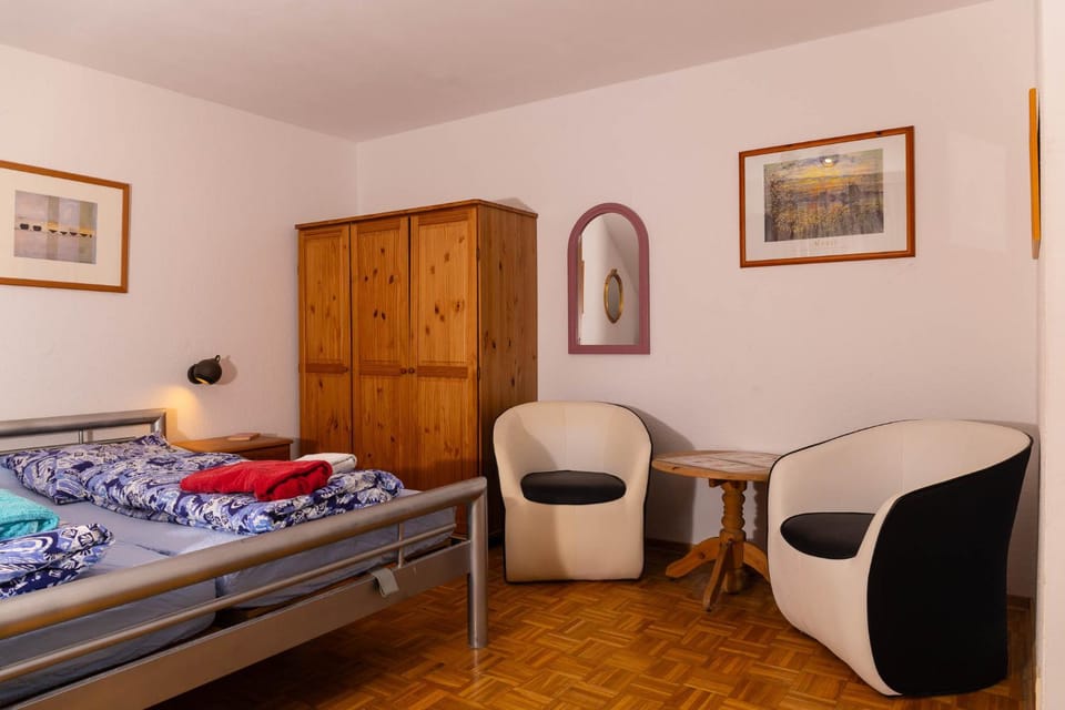 Bed, Living room, Photo of the whole room, Seating area, Bedroom