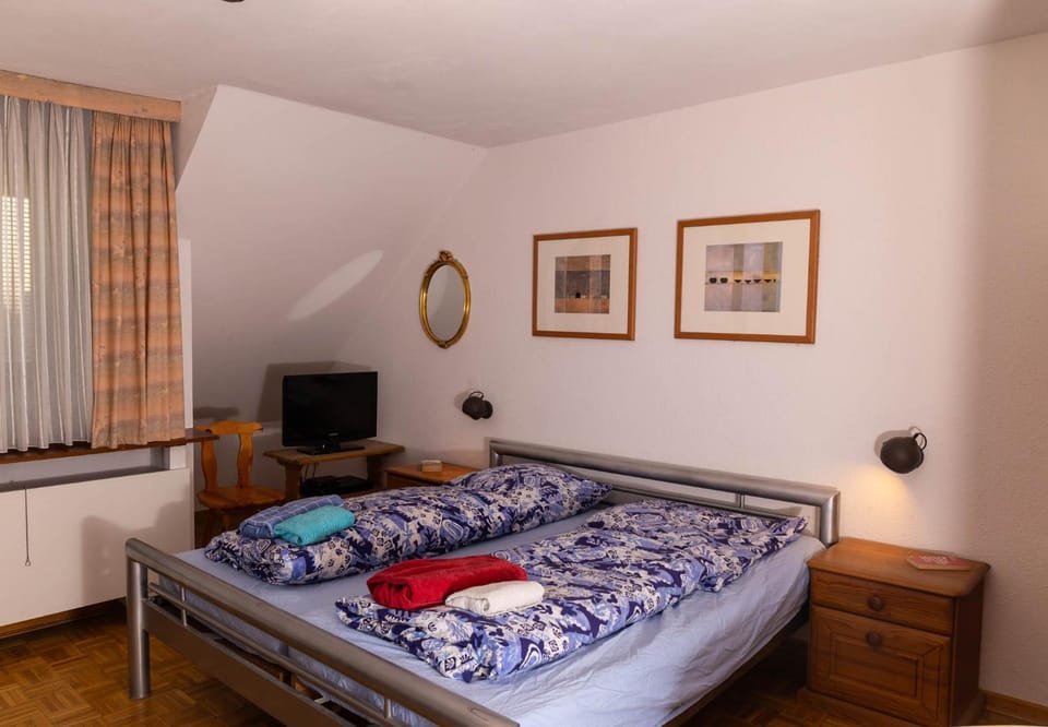 Bed, TV and multimedia, Bedroom, towels