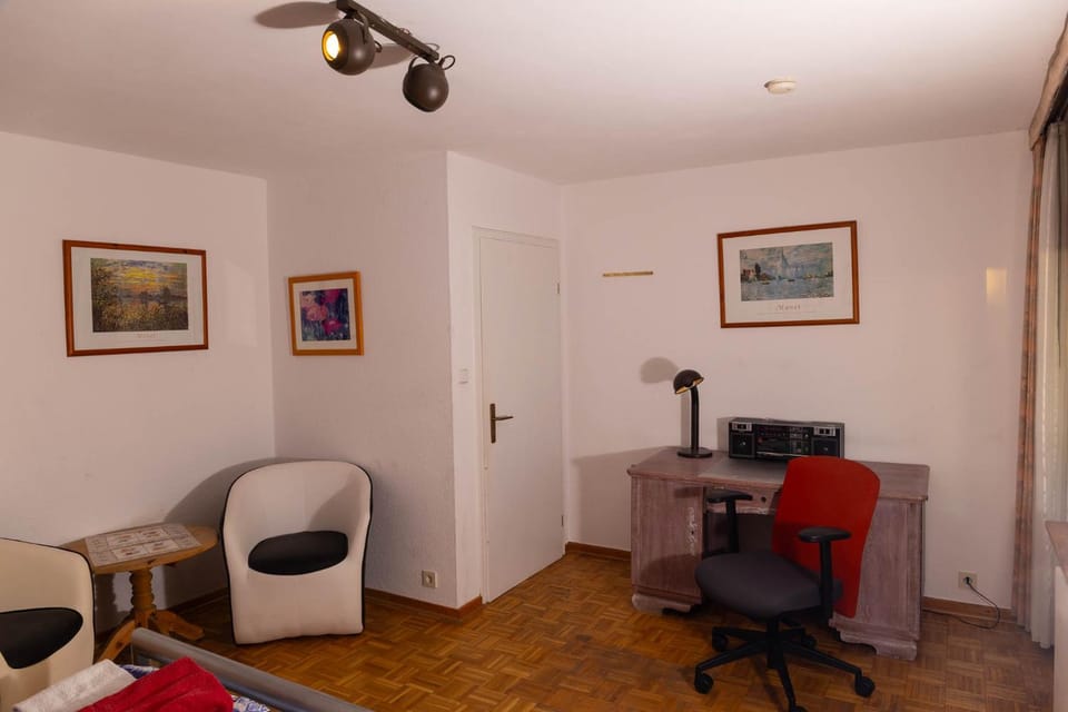 Photo of the whole room, Bedroom