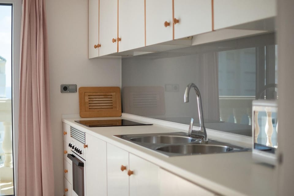 Coffee/tea facilities, Kitchen or kitchenette, stove