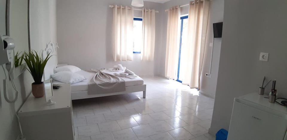 blue & white askeli studios Apartment in Poros