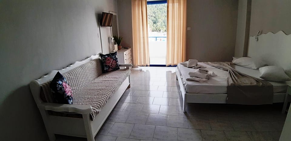 blue & white askeli studios Apartment in Poros