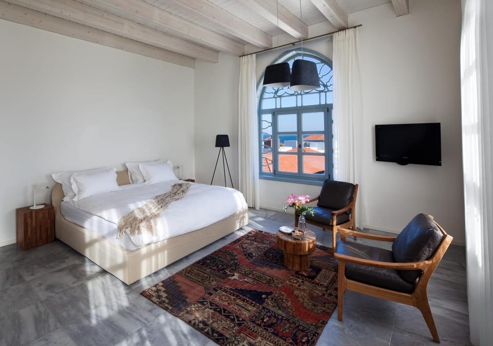 Communal lounge/ TV room, Bed, TV and multimedia, Living room, Photo of the whole room, Seating area, Evening entertainment, Bedroom, Landmark view