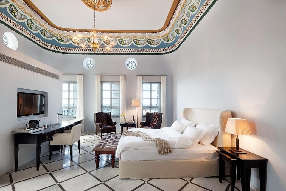 Toilet, Bed, TV and multimedia, View (from property/room), Living room, Photo of the whole room, Seating area, Bedroom, Sea view, Sea view, hair dresser