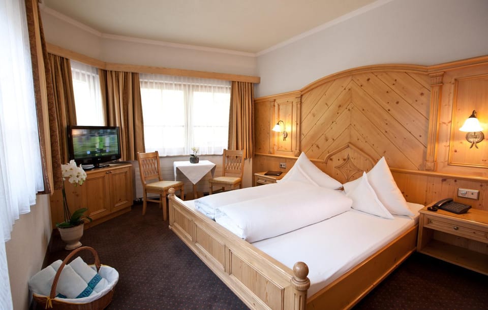 Bed, Photo of the whole room, Seating area, Bedroom