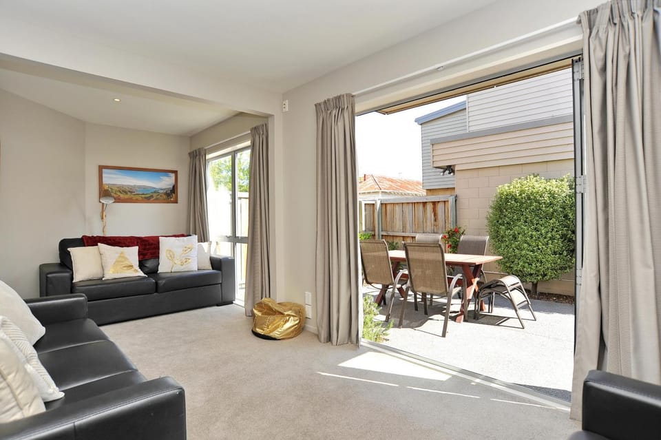 Patio, Living room